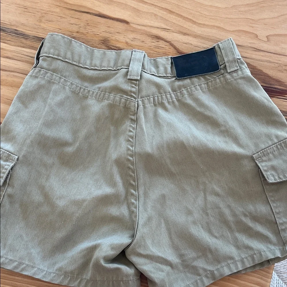 Vintage Dr. Martens Khaki Cargo Shorts with Embroidered Patch - Picture 5 of 7